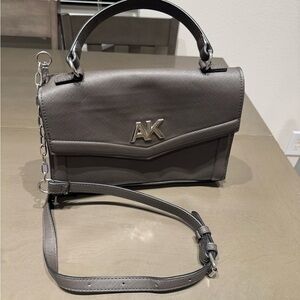 Grey crossbody bag wit chain strap